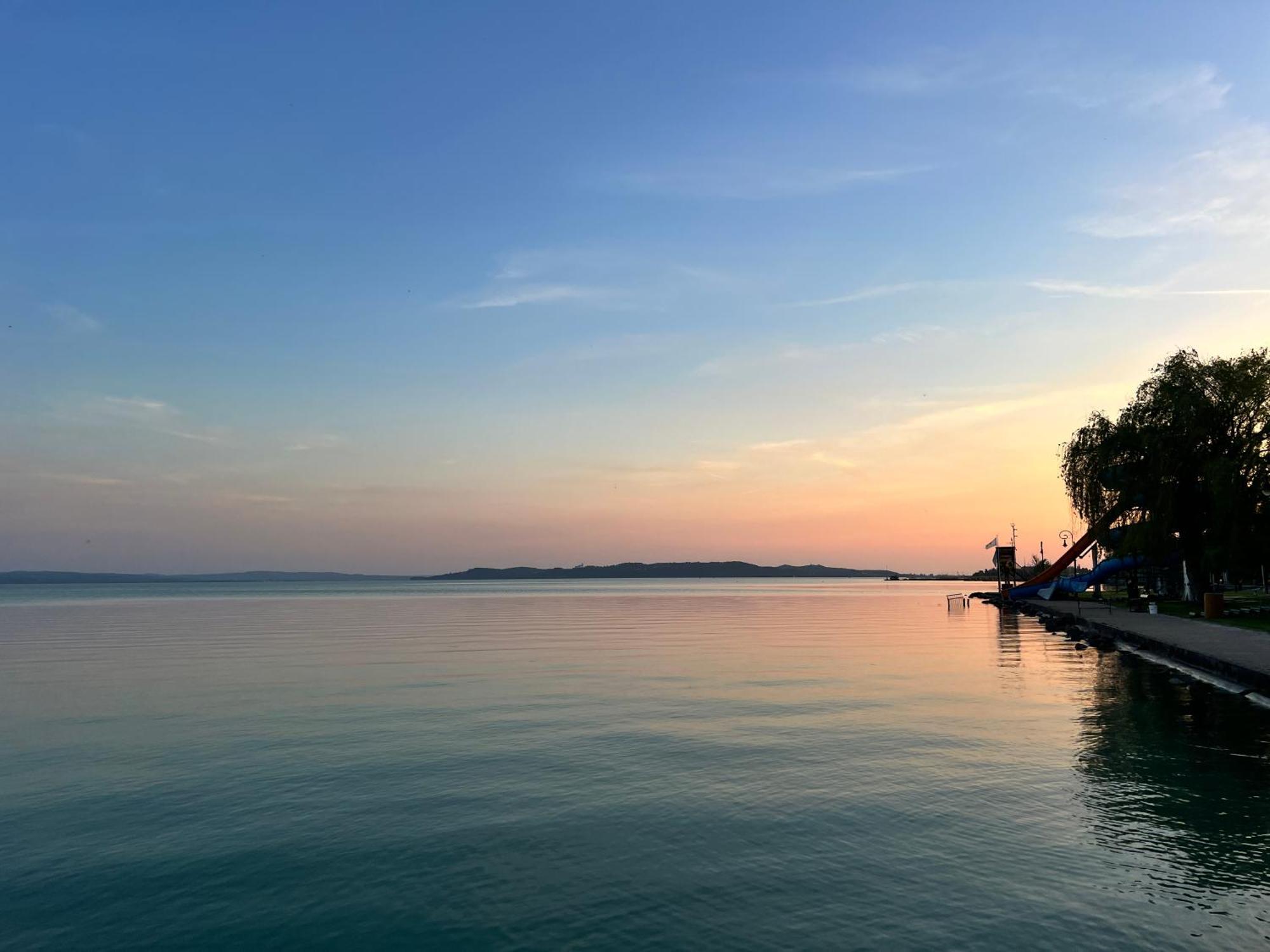 Neon Apartman Csopak Balaton エクステリア 写真